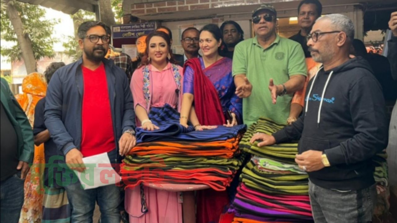 নিম্ন আয়ের সহকর্মীদের মাঝে শীত বস্ত্র বিতরণ করলেন মুক্তি