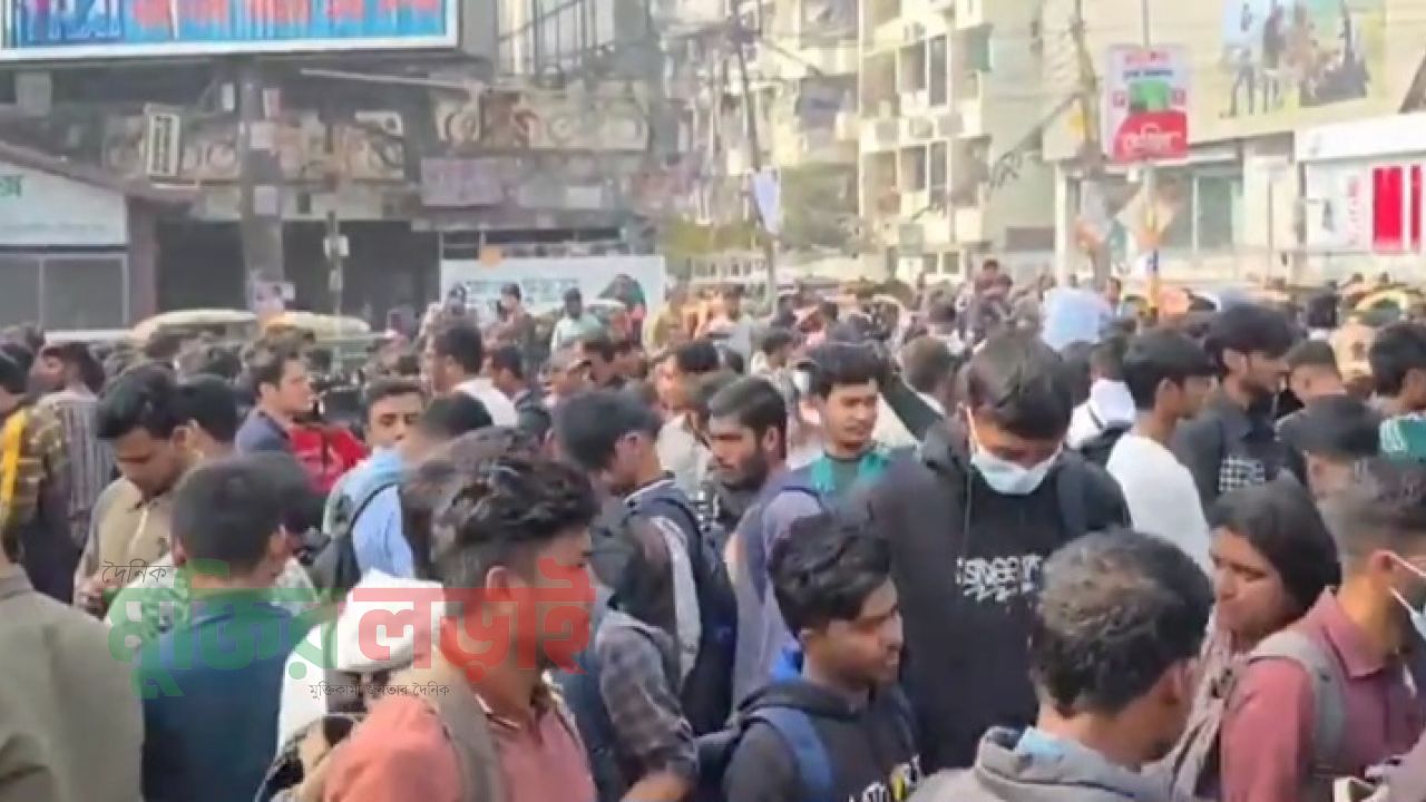 ফের ঢাকার তিন স্থান অবরোধ করল সাত কলেজের শিক্ষার্থীরা