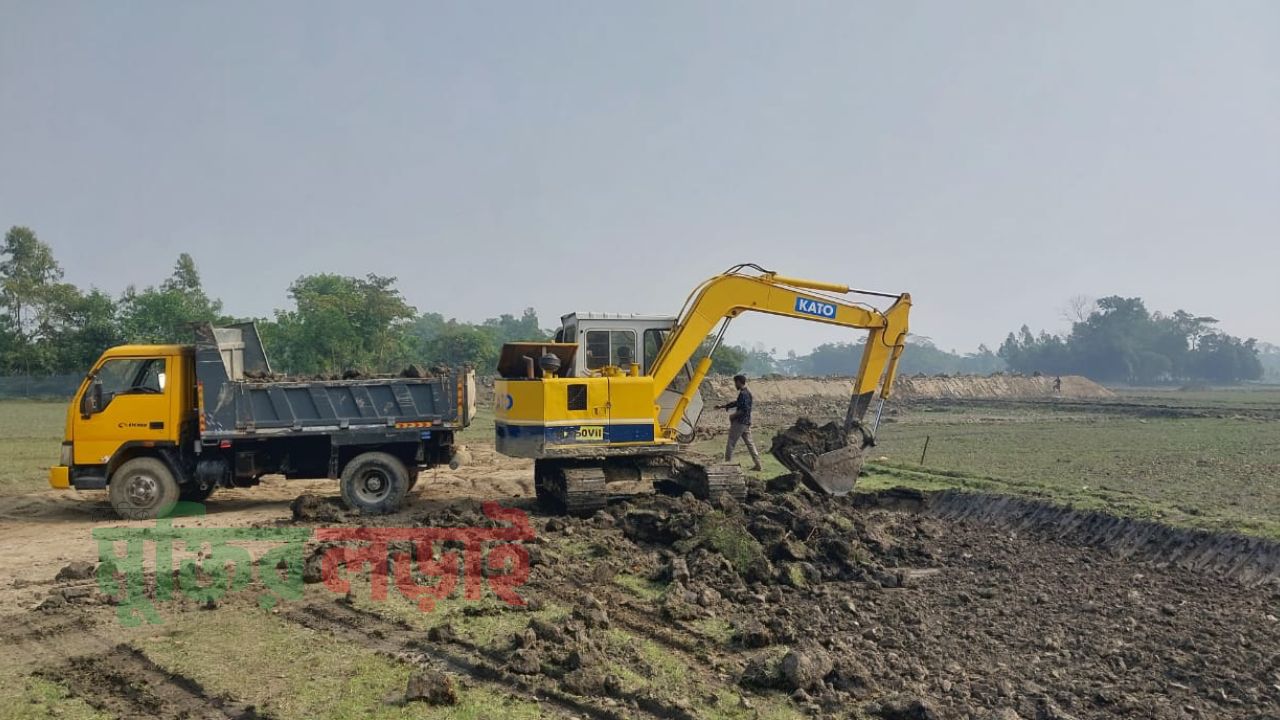 শাহরাস্তিতে রাত হলেই উৎসবে মেতে উঠে মাটি ব্যবসায়ীরা