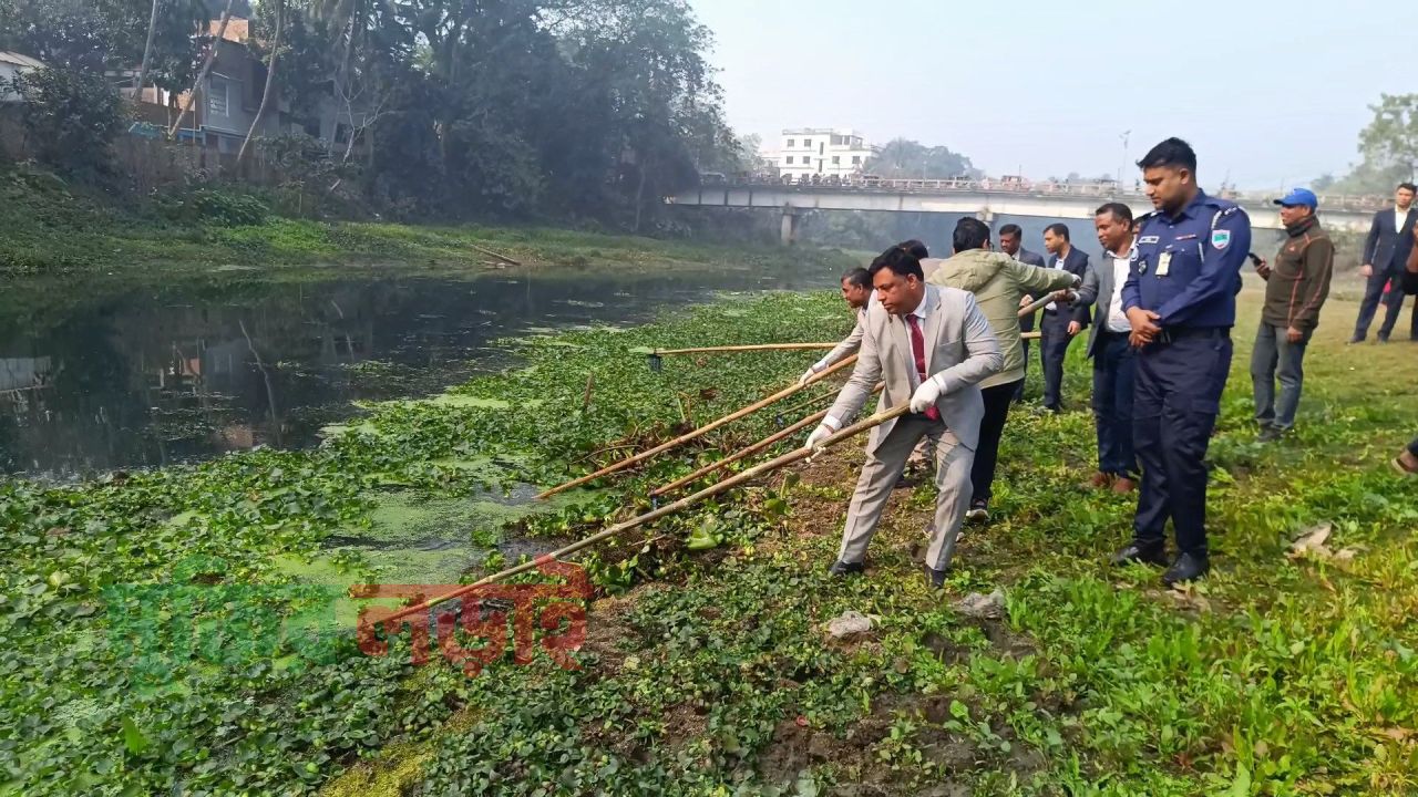 ঝিনাইদহের নবগঙ্গা নদীর পরিচ্ছন্নতা অভিযান শুরু