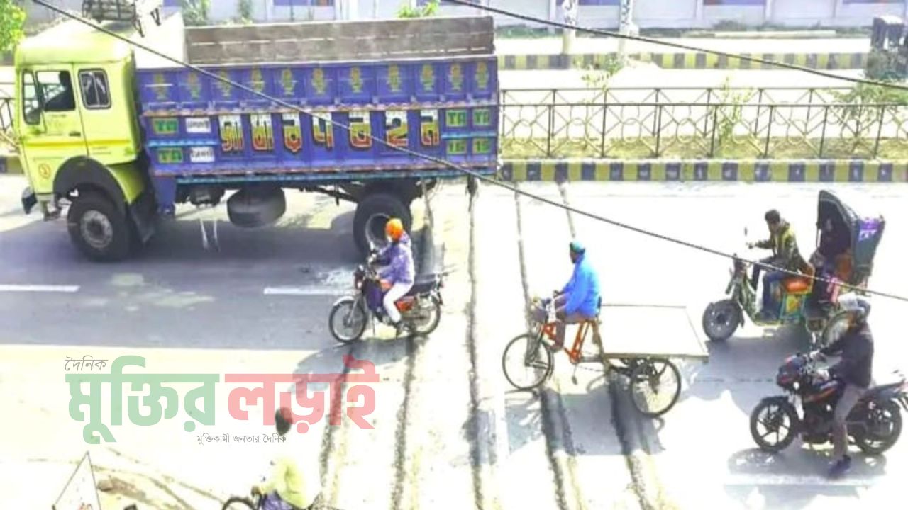 রাজশাহী রেলগেট–নওহাটা এয়ারপোর্ট মেইন রোডে স্পিড ব্রেকার যেনো ‘মরণফাঁদ