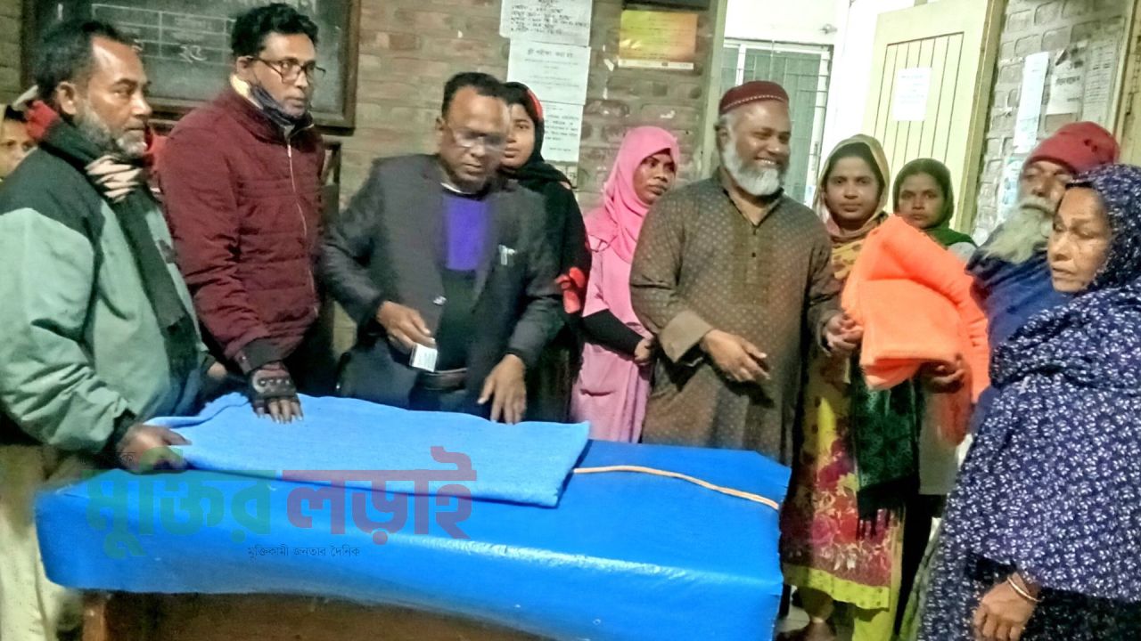 রূপসায় অসহায় শীতার্থ রুগীদের মাঝে উপজেলা প্রসক্লাবের কম্বল বিতরণ