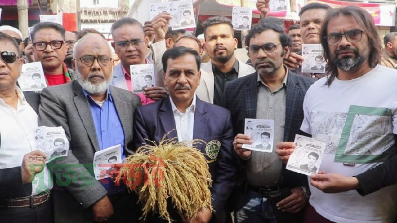 নওগাঁয় প্রার্থীদের প্রথম দিন থেকেই ভোটারদের বাড়িতে ছোটাছুটি 