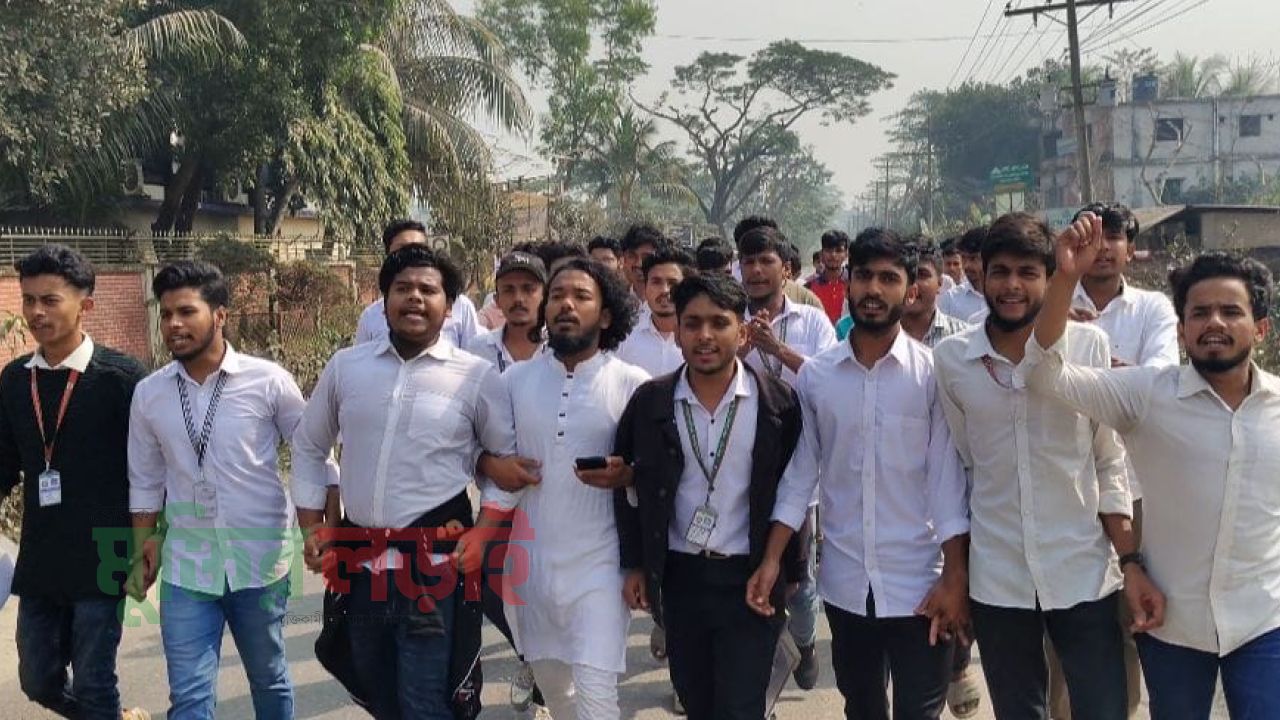 ১০ম গ্রেডে বিএসসি ইঞ্জিনিয়ারদের সুযোগ দেয়ার প্রতিবাদে চাঁদপুর পলিটেকনিকে পরীক্ষা বর্জন ও বিক্ষোভ