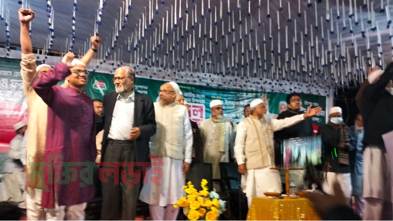 তারা নিজেদের মধ্যে চাঁদাবাজি ও ভাগাভাগি নিয়ে মারামারি করে.. ডাকসুর  জিএস, এস.এম ফরহাদ