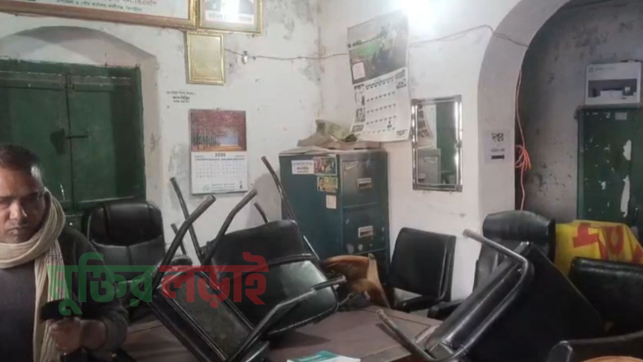 কালীগঞ্জে সতন্ত্র প্রার্থীর অফিস ভাঙচুর, আহত ২ জন 