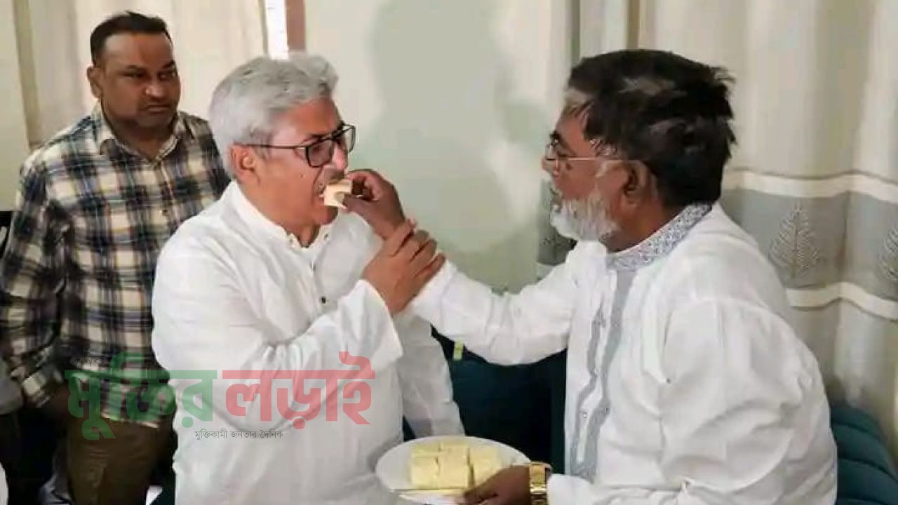রাজশাহী-৩ (পবা-মোহনপুর) আসনে বিজয়ী প্রার্থীকে শুভেচ্ছা, মিষ্টিমুখ করালেন প্রতিদ্বন্দ্বী