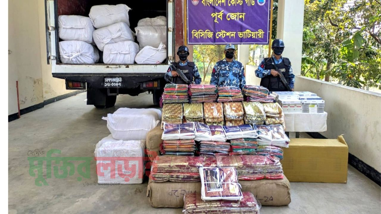 সীতাকুন্ডে বিপুল পরিমাণ ভারতীয় বস্ত্র সামগ্রী ও বিদেশি সিগারেট জব্দ