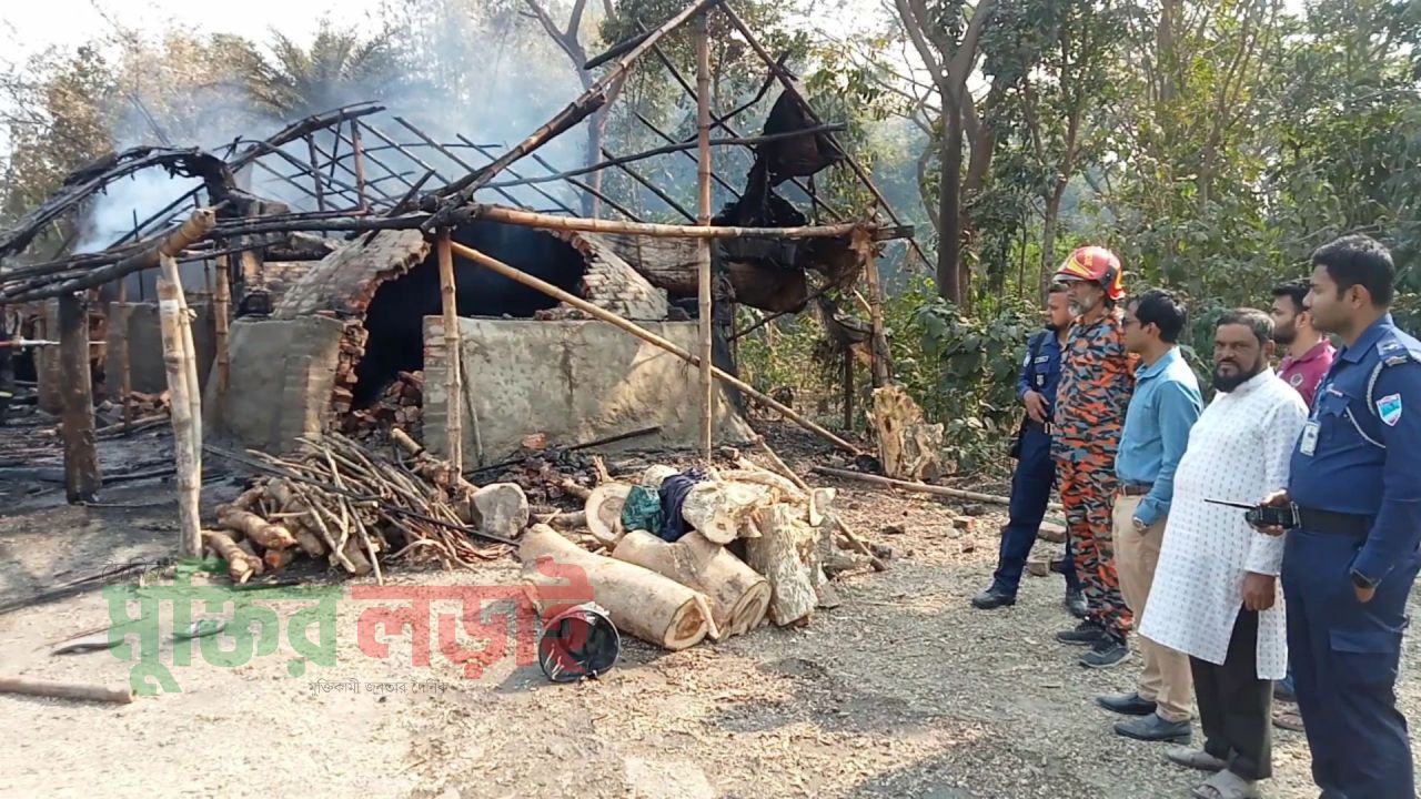 রূপসায় অবৈধ কয়লার চুল্লি গুড়িয়ে দিলেন উপজেলা প্রশাসন