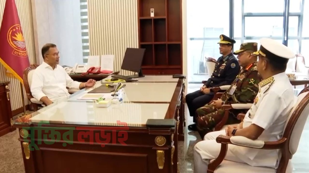 প্রধানমন্ত্রীর সঙ্গে তিন বাহিনী প্রধানের সাক্ষাৎ