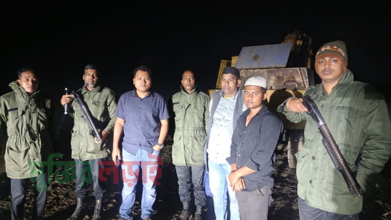 শাহরাস্তিতে ফসলি জমির টপসয়েল কাটায় ৩ মাটি ব্যবসায়ীর অর্থদণ্ড