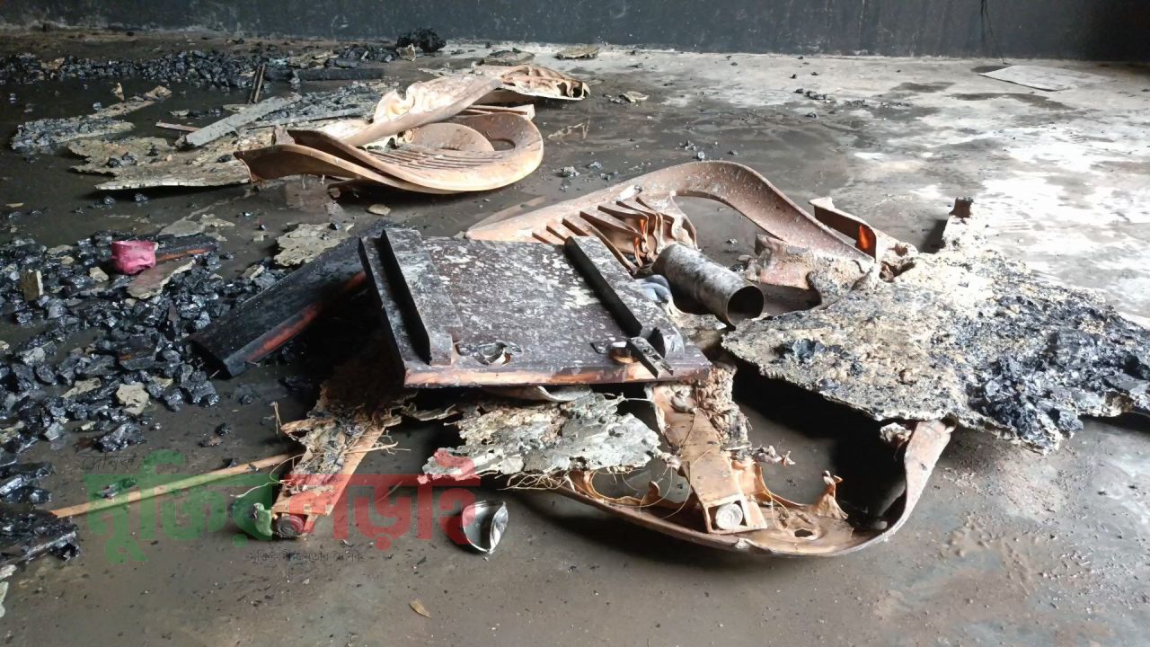 মহেশপুরে বিএনপির কার্যালয়ে দুর্বৃত্তদের আগুন, ককটেল বিস্ফোরন