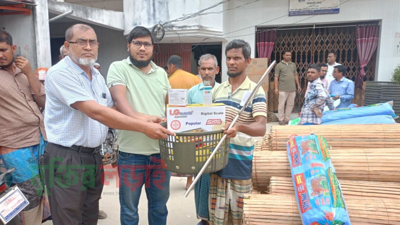 পাথরঘাটায় কাঁকড়া চাষের উৎপাদন সহায়ক উপকরণ বিতরণ 