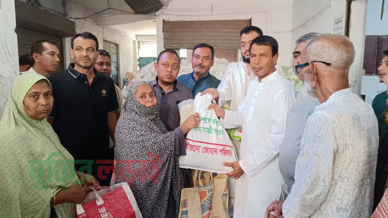 ঝিনাইদহে সাড়ে ৭ হাজার অসহায় পরিবারের মাঝে খাদ্য সামগ্রী বিতরণ