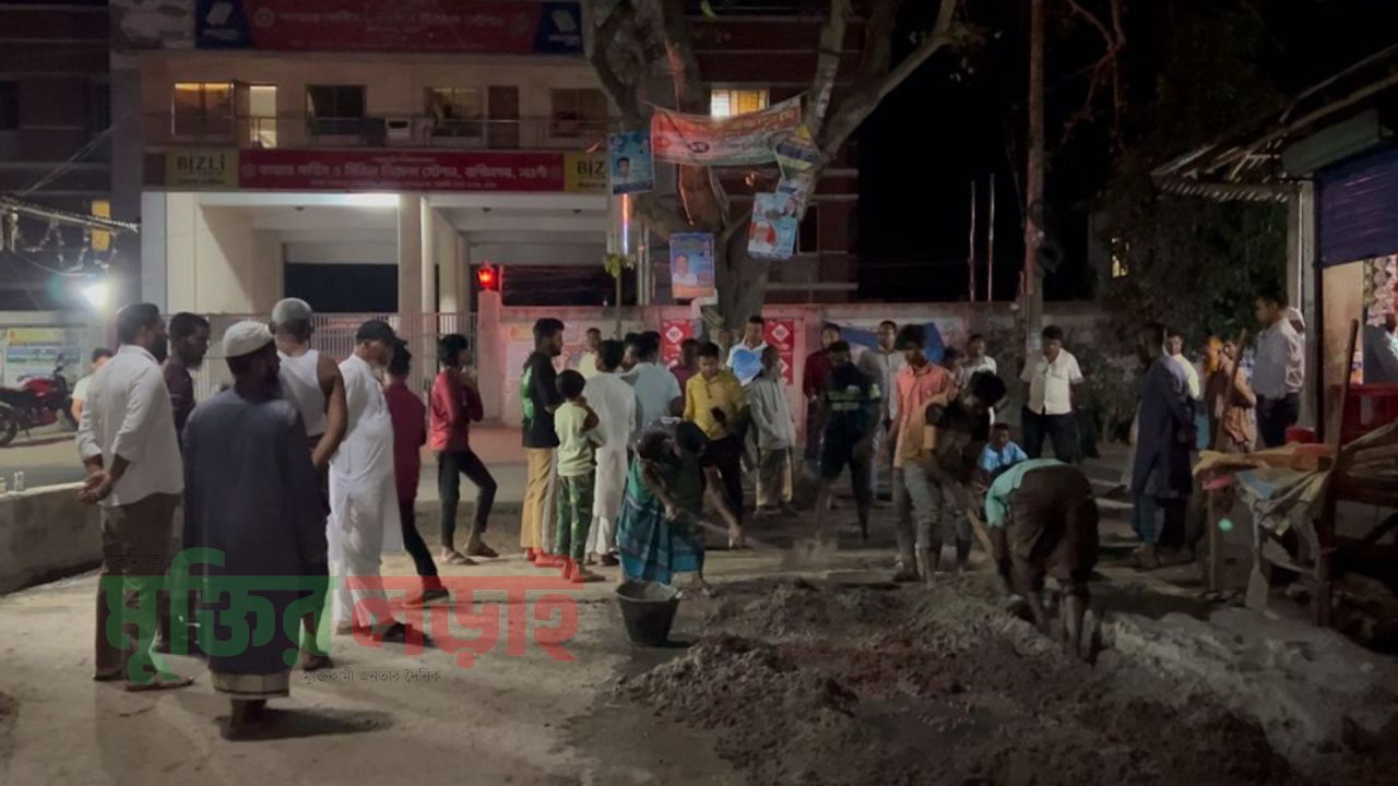 রানীনগর উপজেলা স্বাস্থ্য কমপ্লেক্সের প্রবেশপথের ভাঙা রাস্তা নিজ সংস্কার