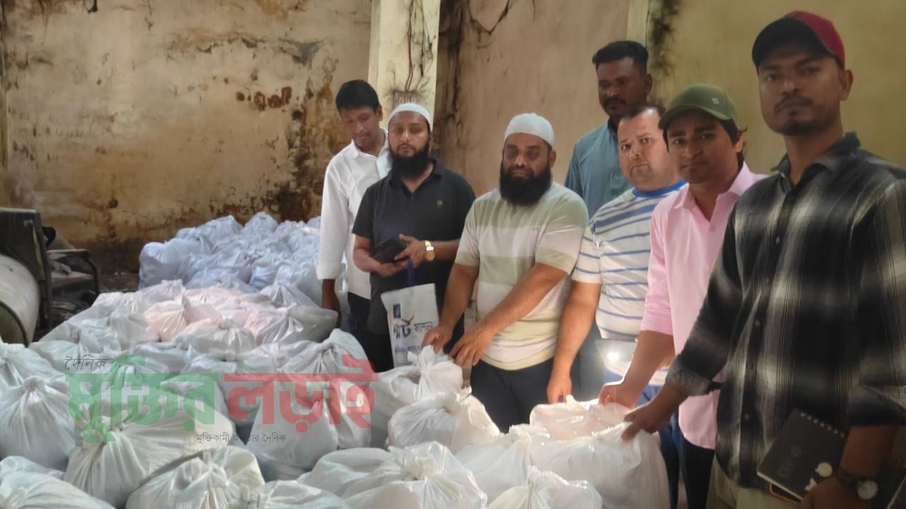 বরুড়া একতা স্বেচ্ছাসেবী সংগঠনে উদ্যোগে ঈদ উপহার সামগ্রী বিতরণ
