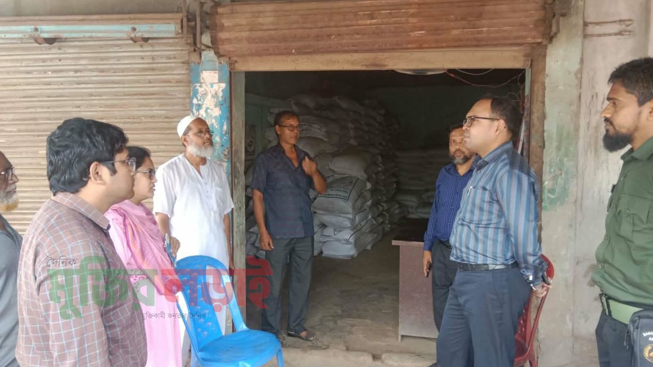 বুড়িচংয়ে অতিরিক্ত মূল্যে ইউরিয়া সার বিক্রি করায় ডিলারকে জরিমানা 