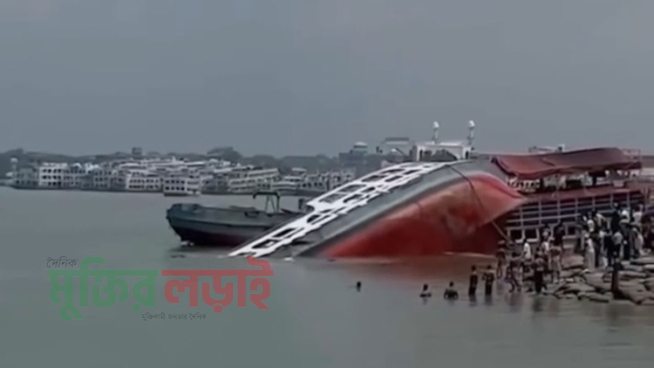 বরিশালের চরমোনাই ঘাটে নোঙর করা লঞ্চ আংশিক ডুবি
