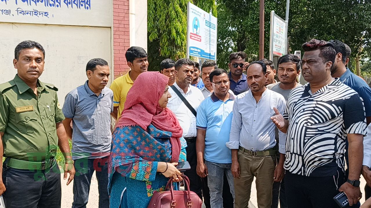 কালীগঞ্জে জ্বালানি তৈল না পেয়ে উপজেলা প্রশাসকের কার্যালয় ঘেরাও 