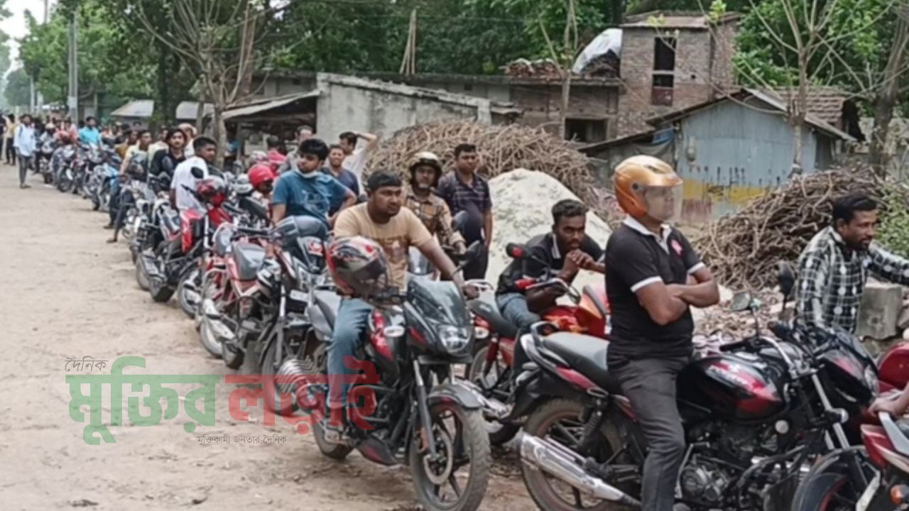 কালীগঞ্জে ফিলিং স্টেশনে রাত থেকে দীর্ঘ লাইন
