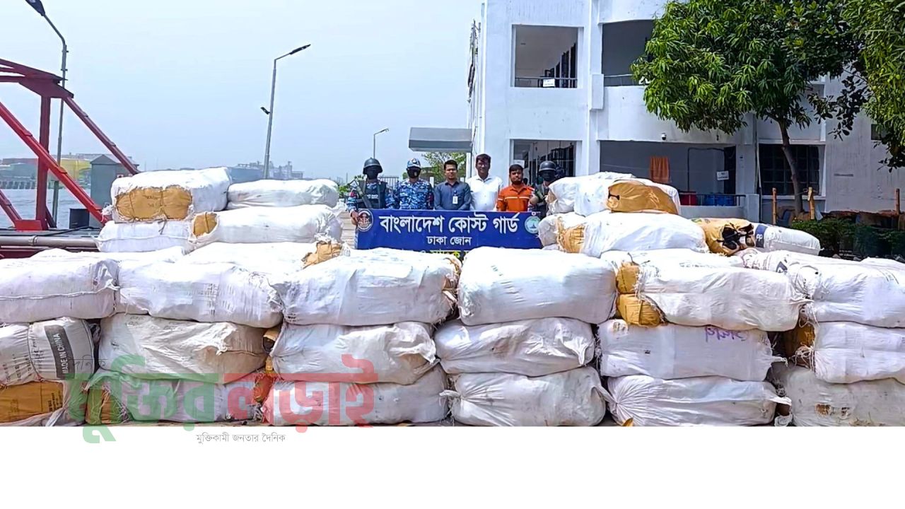 নারায়ণগঞ্জে বিপুল পরিমাণ নিষিদ্ধ পলিথিন জব্দ
