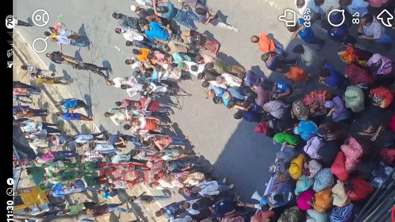 ঢাকা-চট্টগ্রাম মহাসড়কের কুমিল্লা পদুয়ার বাজার বিশ্বরোডে শ্রমিকদের অবরোধ
