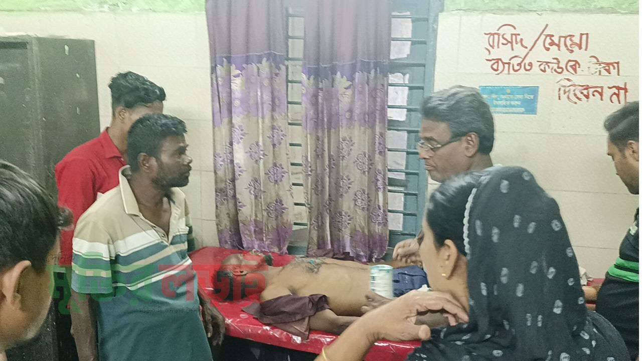 কালীগঞ্জে দুই বাসের মাঝে পড়ে প্রাণ গেল এক হকারের