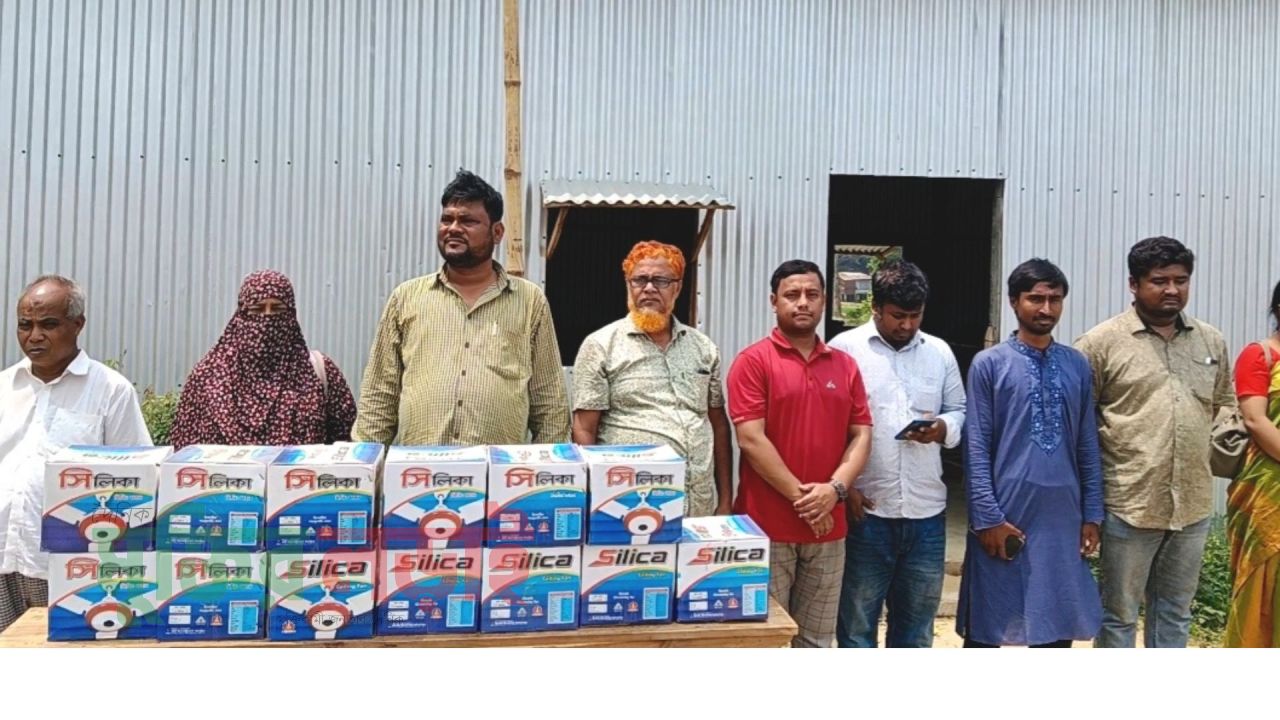 শ্রীবরদীতে শ্রেণীকক্ষে চেয়ারম্যানের উদ্যোগে সিলিং ফ্যান বিতরণ
