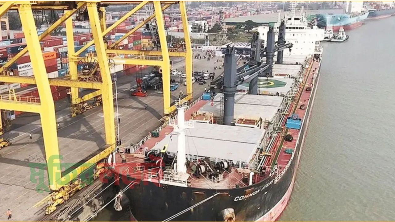 চট্টগ্রাম বন্দরে দুটি জাহাজ তেল খালাস করছে  