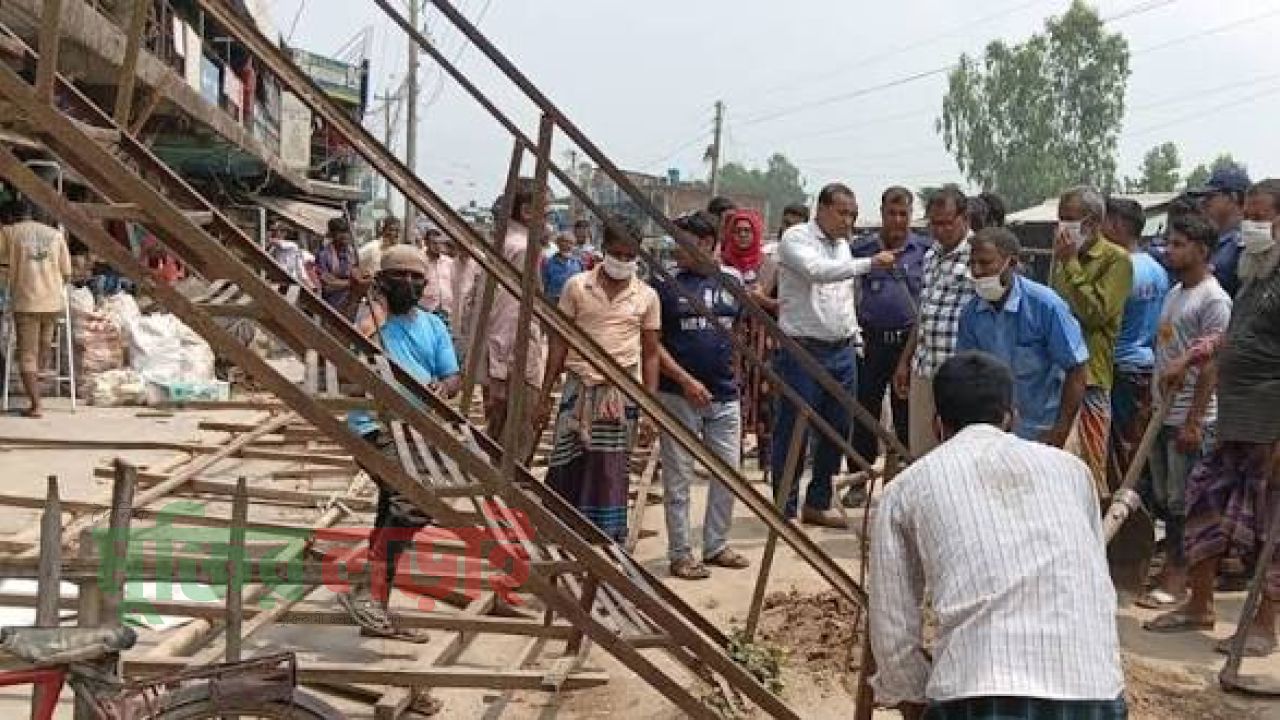 নওগাঁর নিয়ামতপুরে একই পরিবারের ৪ জনের গলাকাটা লাশ উদ্ধার