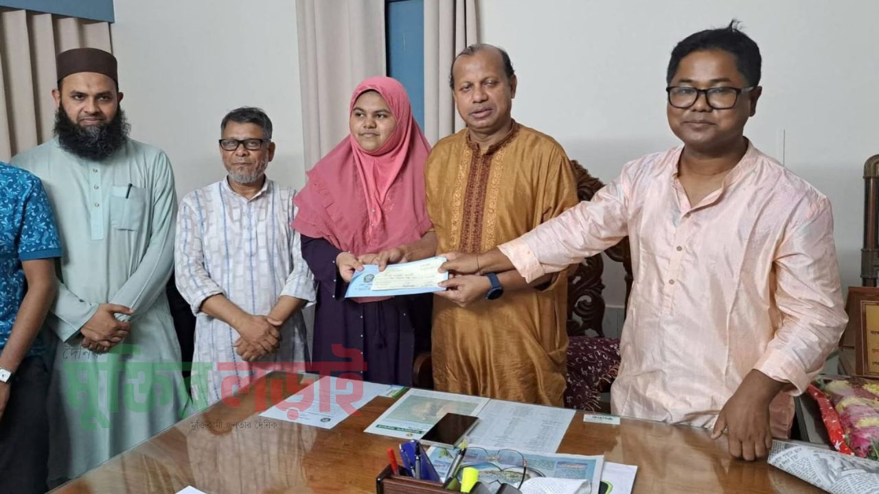 ডাক্তার হওয়ার স্বপ্নে এগিয়ে চলা তাপস্বীর পাশে দাড়ালেন জেলা পরিষদ 