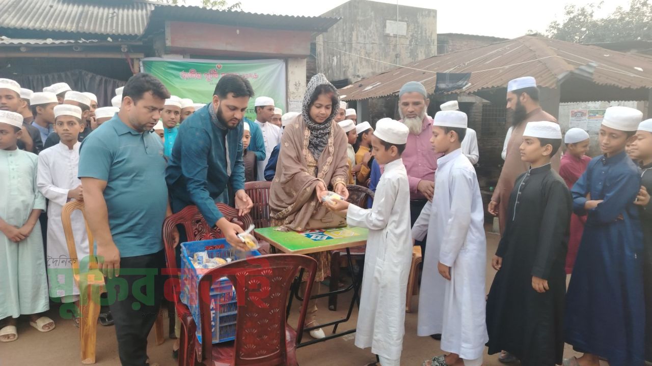 বালিয়াডাঙ্গীতে এতিমদের মাঝে পুষ্টিকর খাদ্য বিতরণ