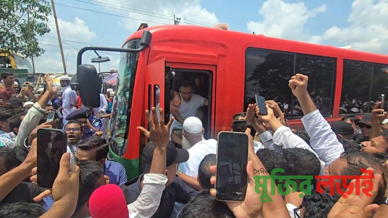 বাস থামিয়ে ধর্মমন্ত্রীর সঙ্গে প্রধানমন্ত্রীর কুশল বিনিময়