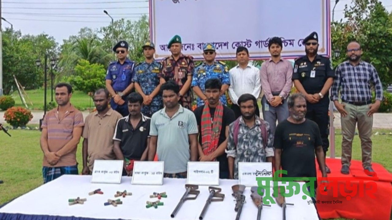 অস্ত্র জমা দিয়ে আত্মসমর্পণ করেছে সুন্দরবনের বনদস্যু 'সুমন বাহিনী'