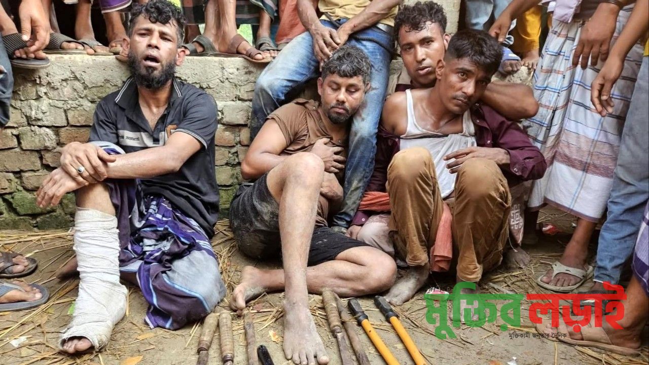 চান্দিনায় ৫ ডাকাতকে গণপিটুনি দিয়ে পুলিশে সোপর্দ
