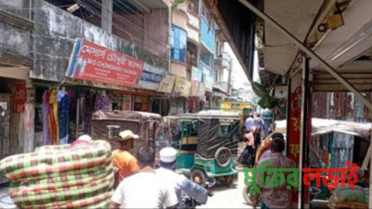 পাথরঘাটা বাজারে ভ্যানগাড়ির দখলে প্রধান সড়ক, চরম ভোগান্তিতে ক্রেতা-সাধারণ