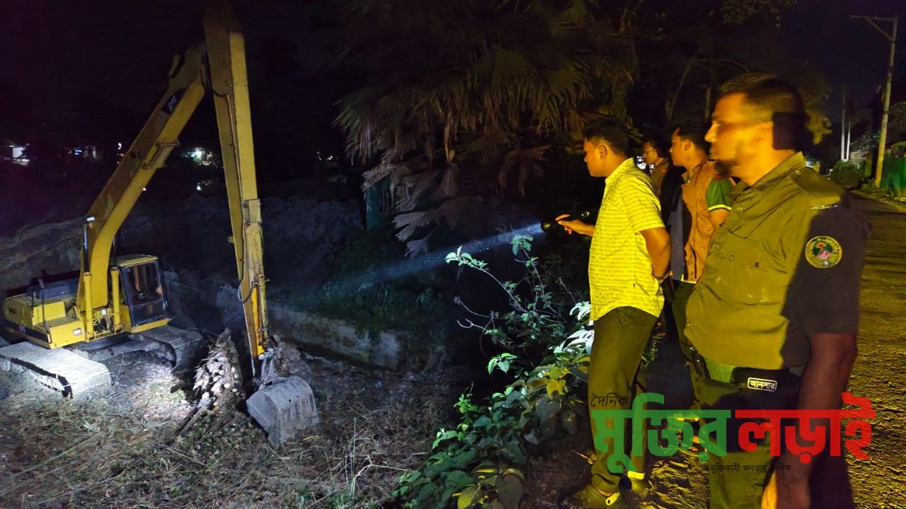 শাহরাস্তিতে অবৈধ মাটি উত্তোলনে অভিযান, ভেকুর ব্যাটারি জব্দ