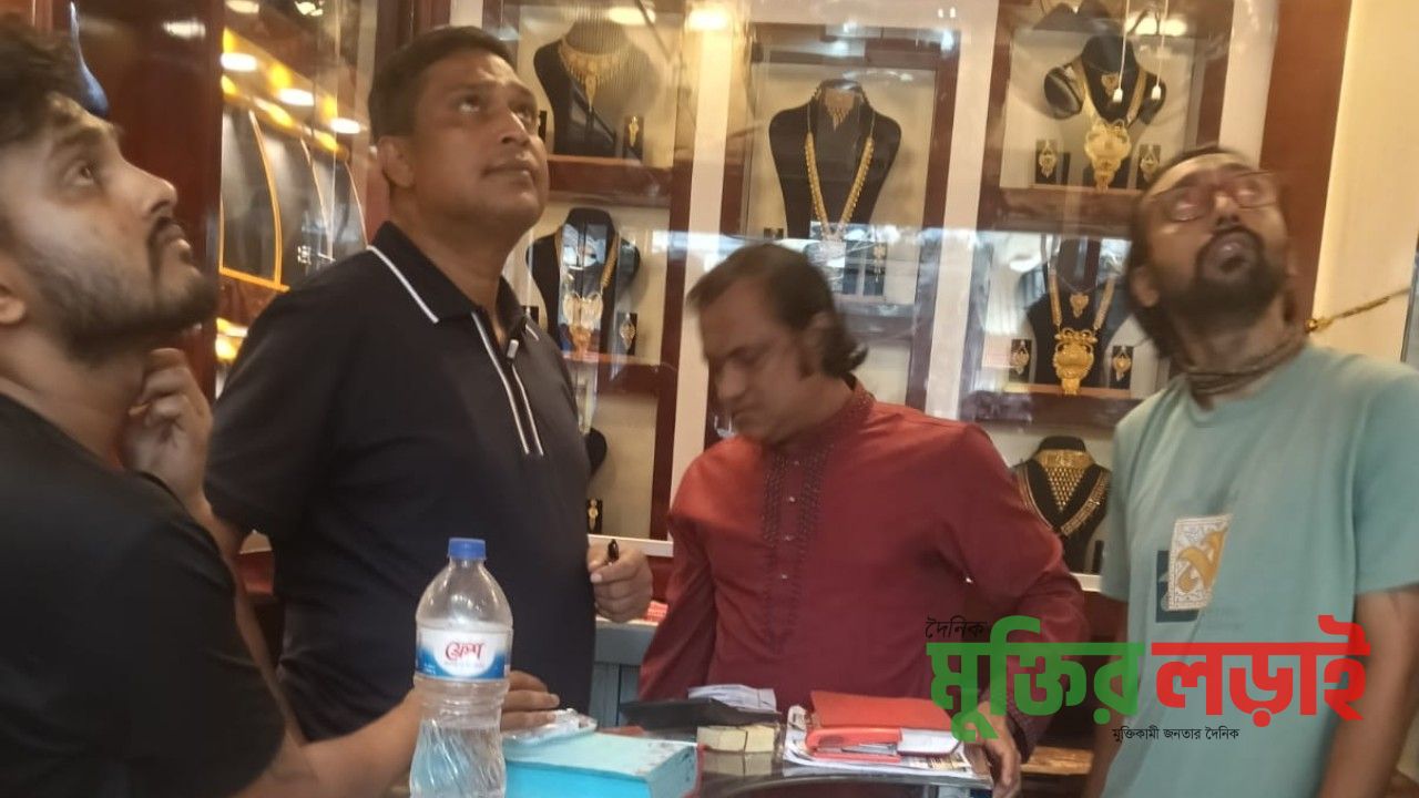 বরুড়া বাজারে স্বর্ণ ও কাপড়ের দোকানে দুর্ধর্ষ চুরি