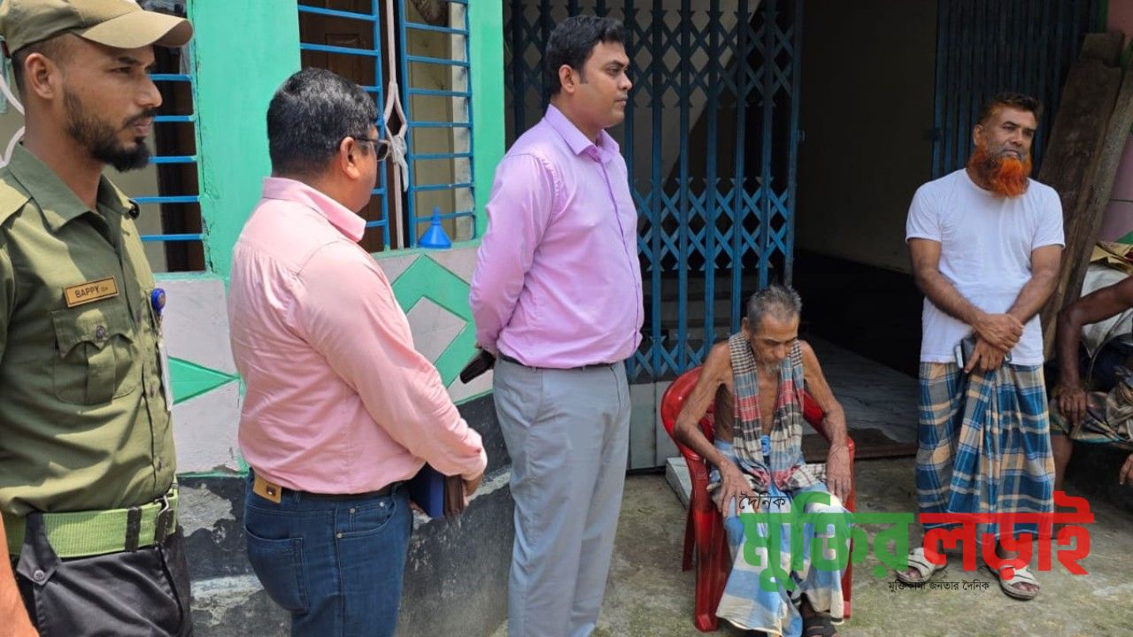 বরুড়ায় ইউএনও'র হস্তক্ষেপে মুরগির খামার থেকে বৃদ্ধ বাবাকে ঘরে তুল নিলেন সন্তান 