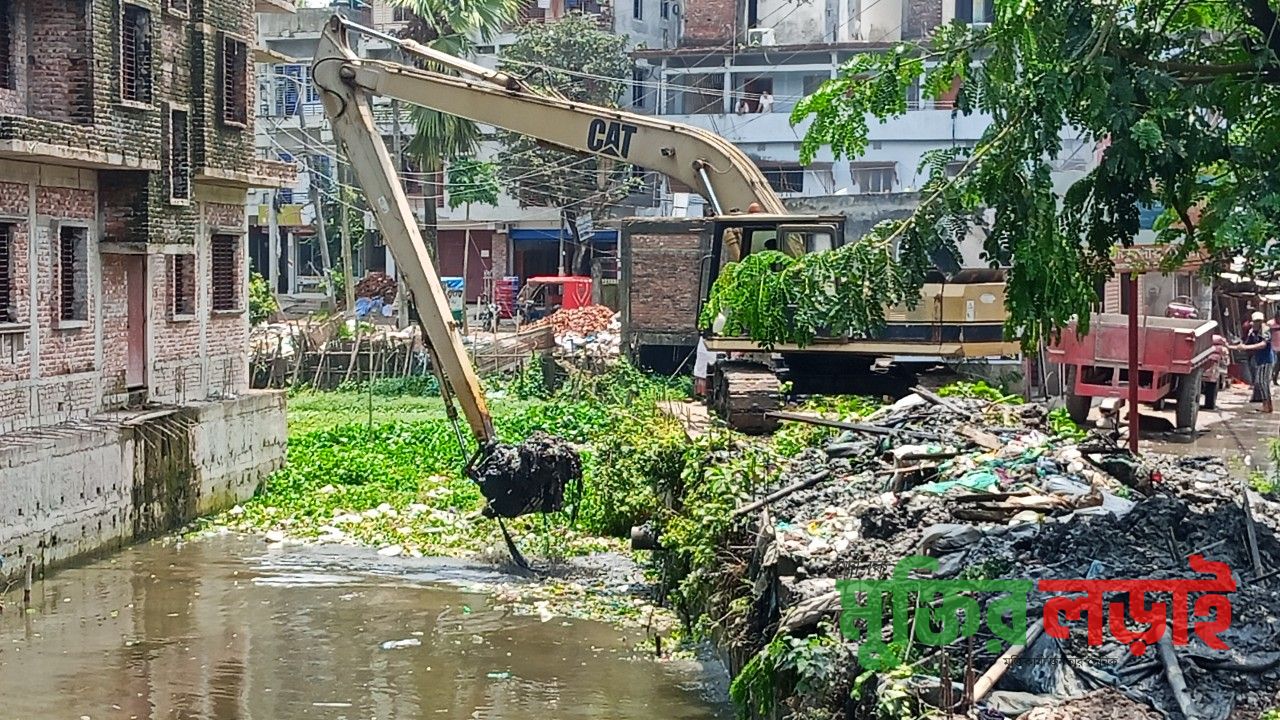 অবৈধ স্থাপনা বহাল রেখেই  চাঁদপুরে খাল খনন চলছে