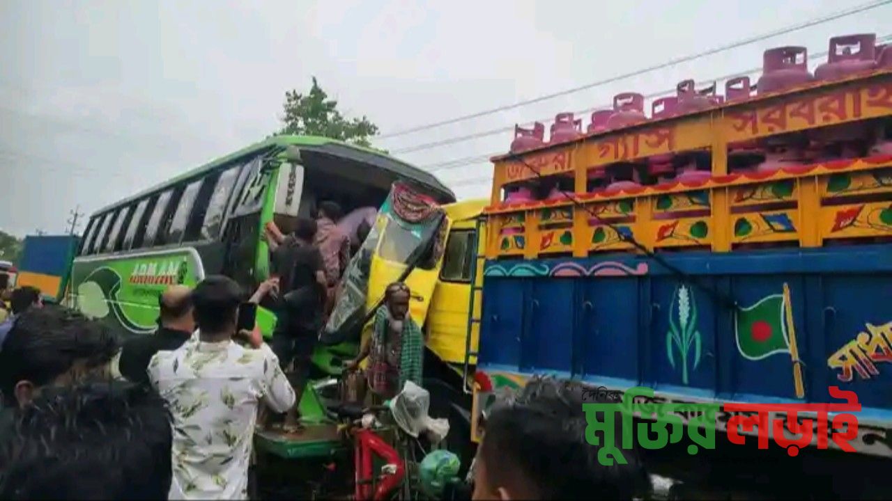 মোংলায় বাস ও ট্রাকের মুখোমুখি সংঘর্ষ, আহত - ২০ 