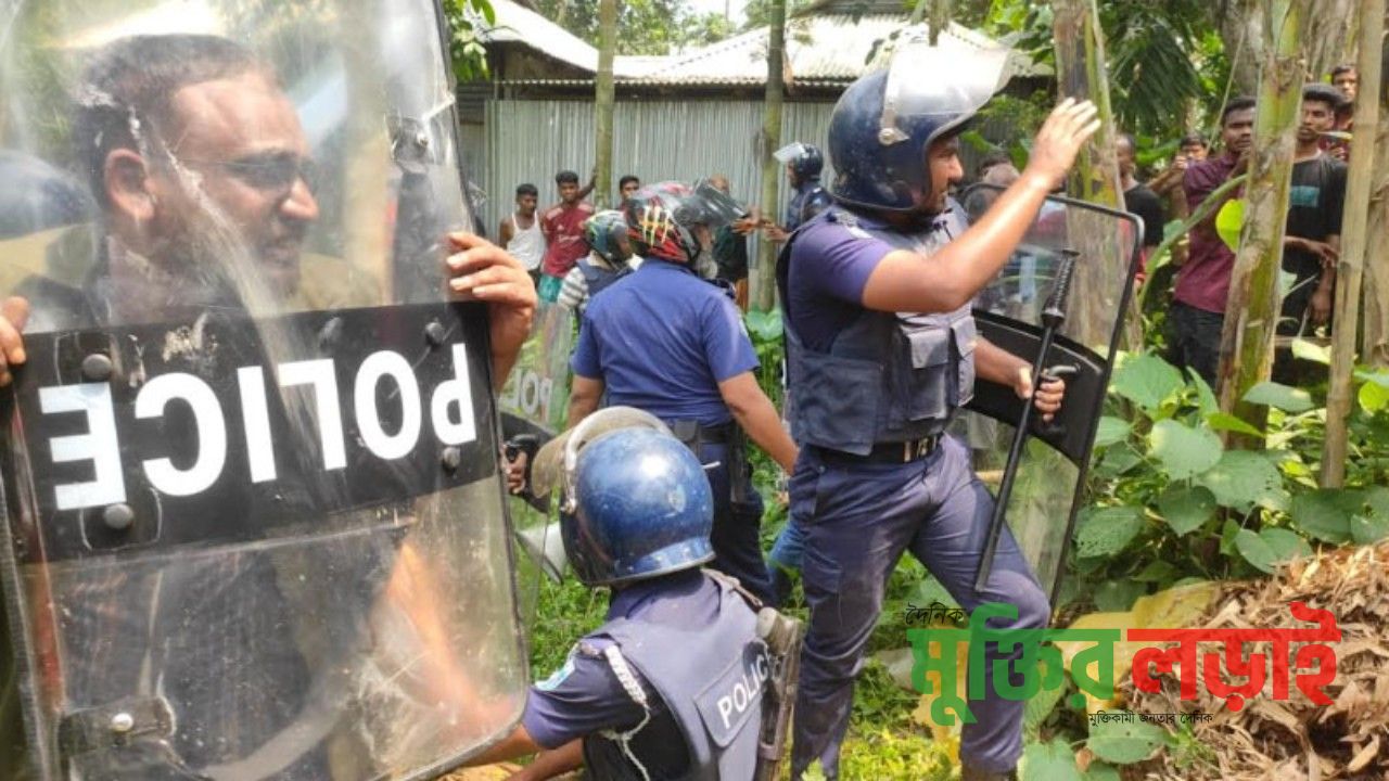 লালমনিরহাটে ৭ বছরের শিশু হত্যার অভিযুক্তের বাড়িতে আগুন, পুলিশ সহ অহত ৩০