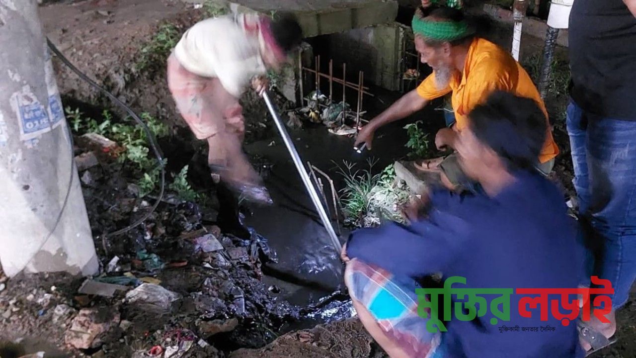 জলাবদ্ধতা নিরসনে বরুড়ায় ড্রেন পরিষ্কার কার্যক্রম অনুষ্ঠিত 