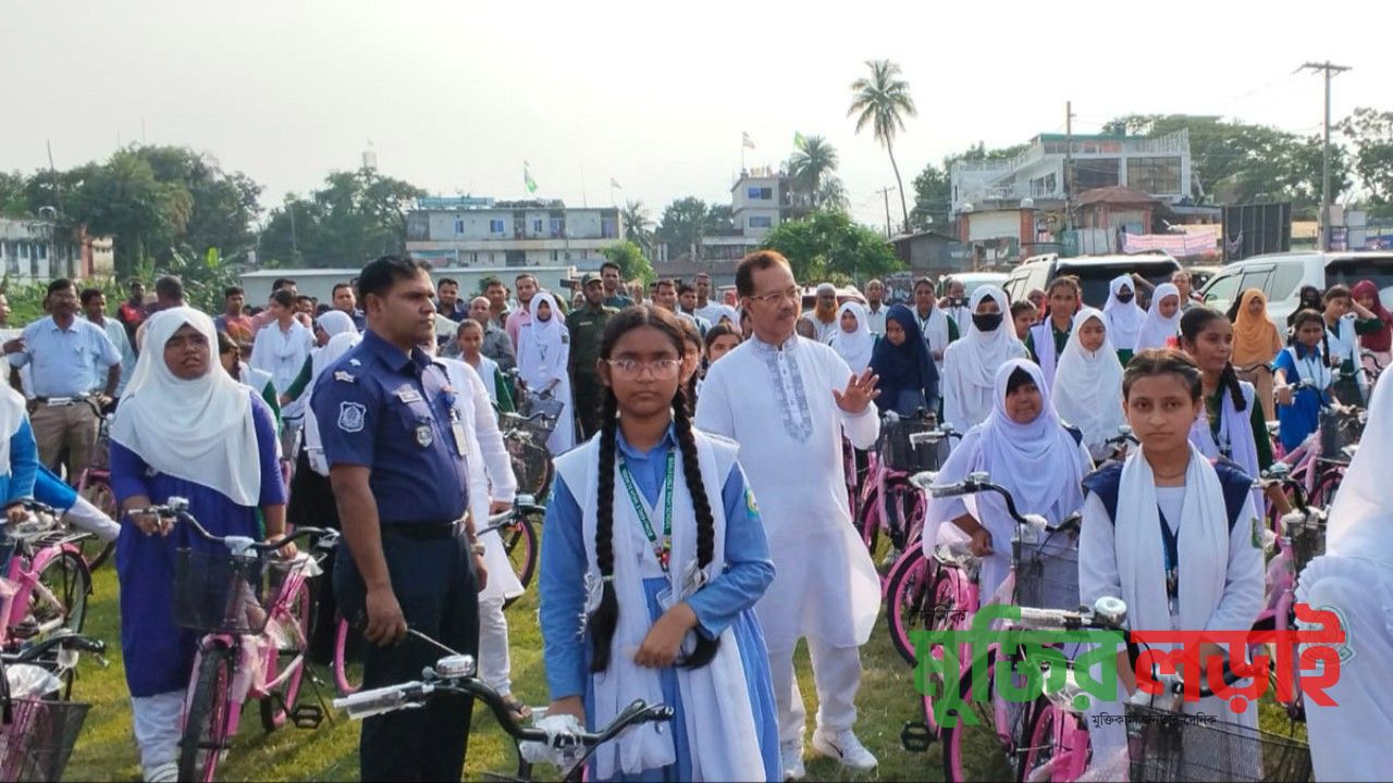 কালীগঞ্জে অস্বচ্ছল মেধাবী শিক্ষার্থী, দুঃস্থ নারী ও ক্ষুদ্র নৃগোষ্ঠীর মাঝে বাইসাইকেল ও সেলাই মেশিন বিতরণ