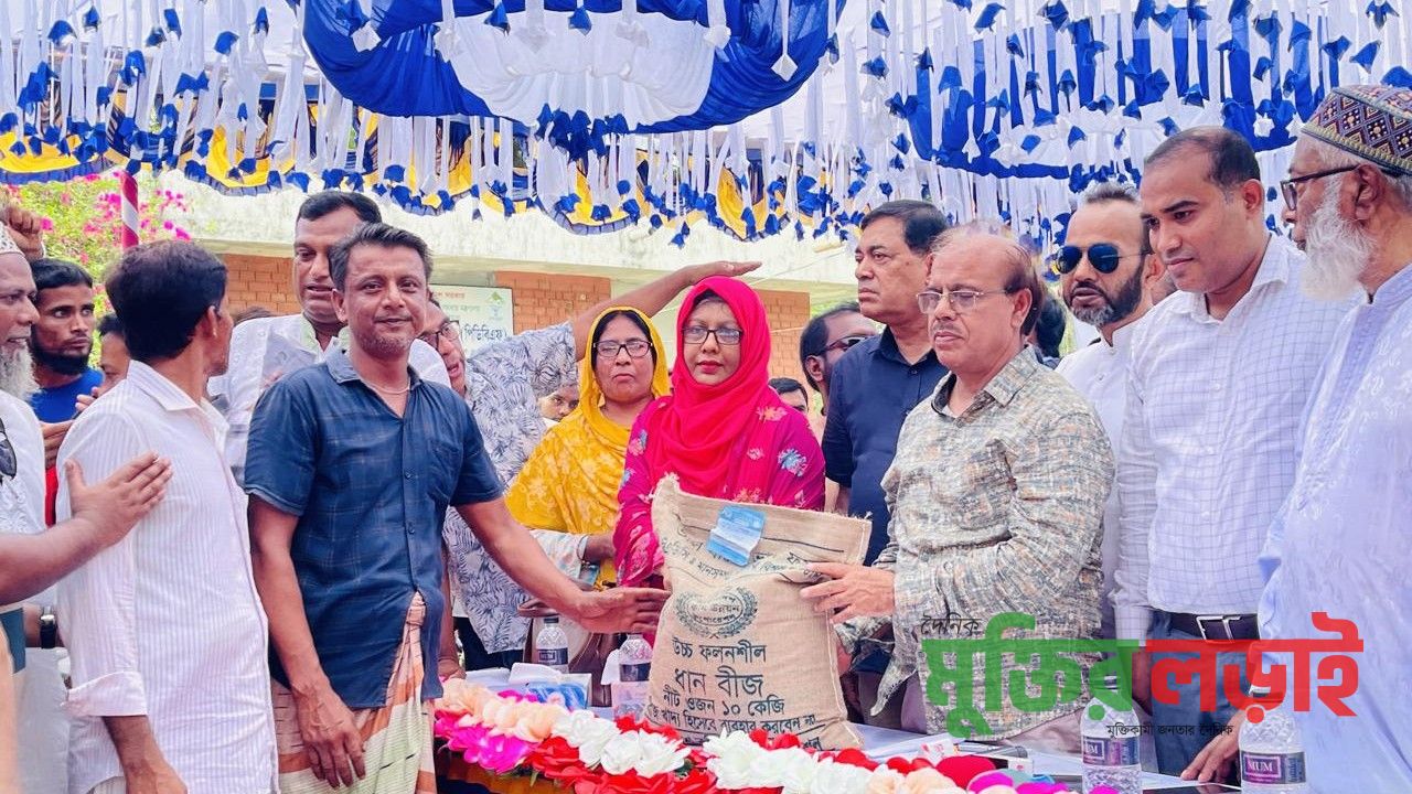 রাণীনগরে চাল ও কৃষি প্রণোদনা বিতরণ