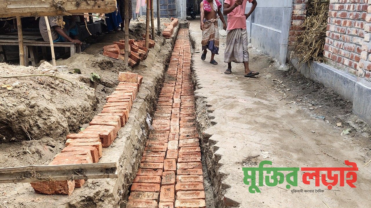 রাণীনগরে রাস্তার ইট তুলে সীমানা প্রাচীর নির্মাণ, চরম ভোগান্তিতে শতাধিক পরিবার