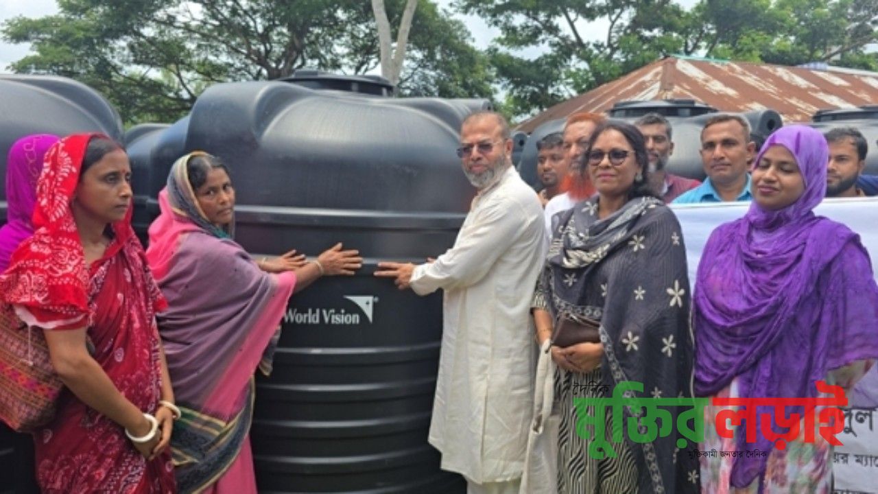 রামপাল ২১৫টি পরিবারের মধ্যে পানির ট্যাংক বিতরণ কার্যক্রম শুরু