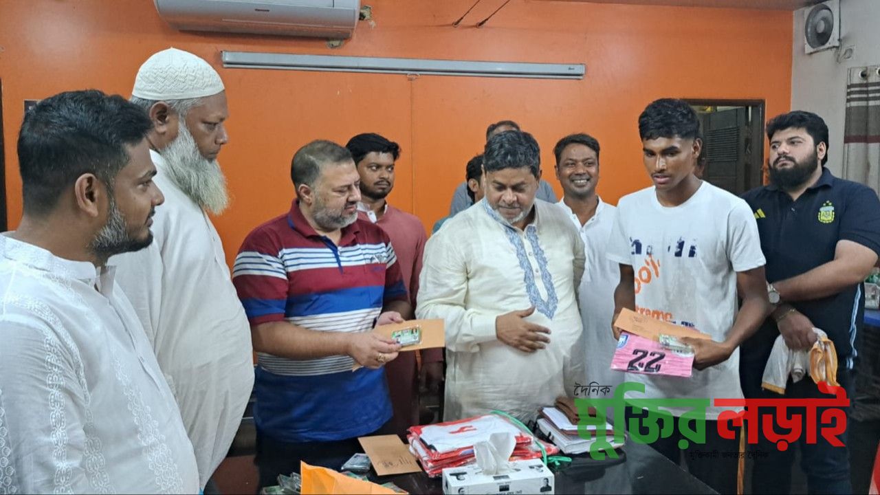 জার্সি উন্মোচনের মধ্য দিয়ে আনুষ্ঠানিক যাত্রা শুরু করল ‘চকবাজার কিংস