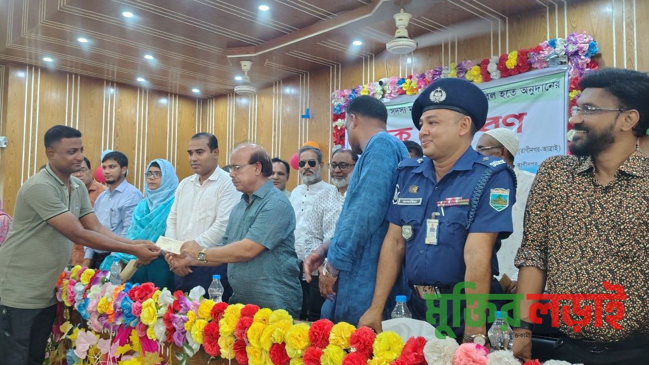 রাণীনগরে নগদ অর্থসহ চিকিৎসা সামগ্রী বিতরণ 