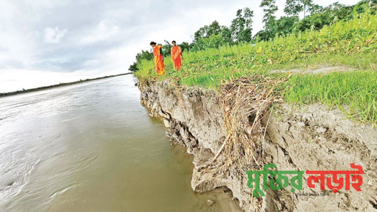 লালমনিরহাটে ধরলার ভাঙন, ঝুঁকিতে শহররক্ষা বাঁধ
